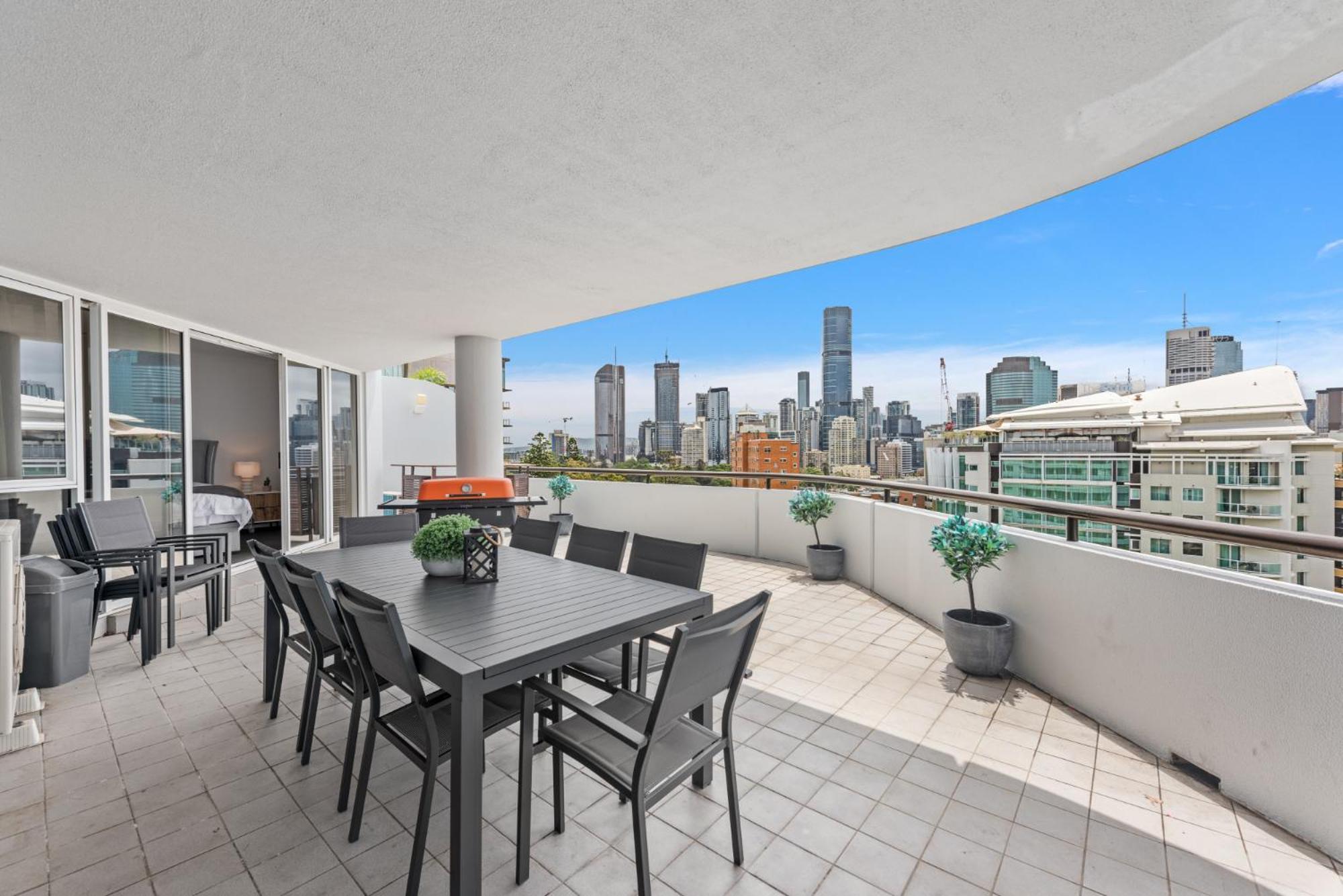 Apartamento Lavish 3-Bed With Wraparound Balcony And Pool Brisbane Exterior foto