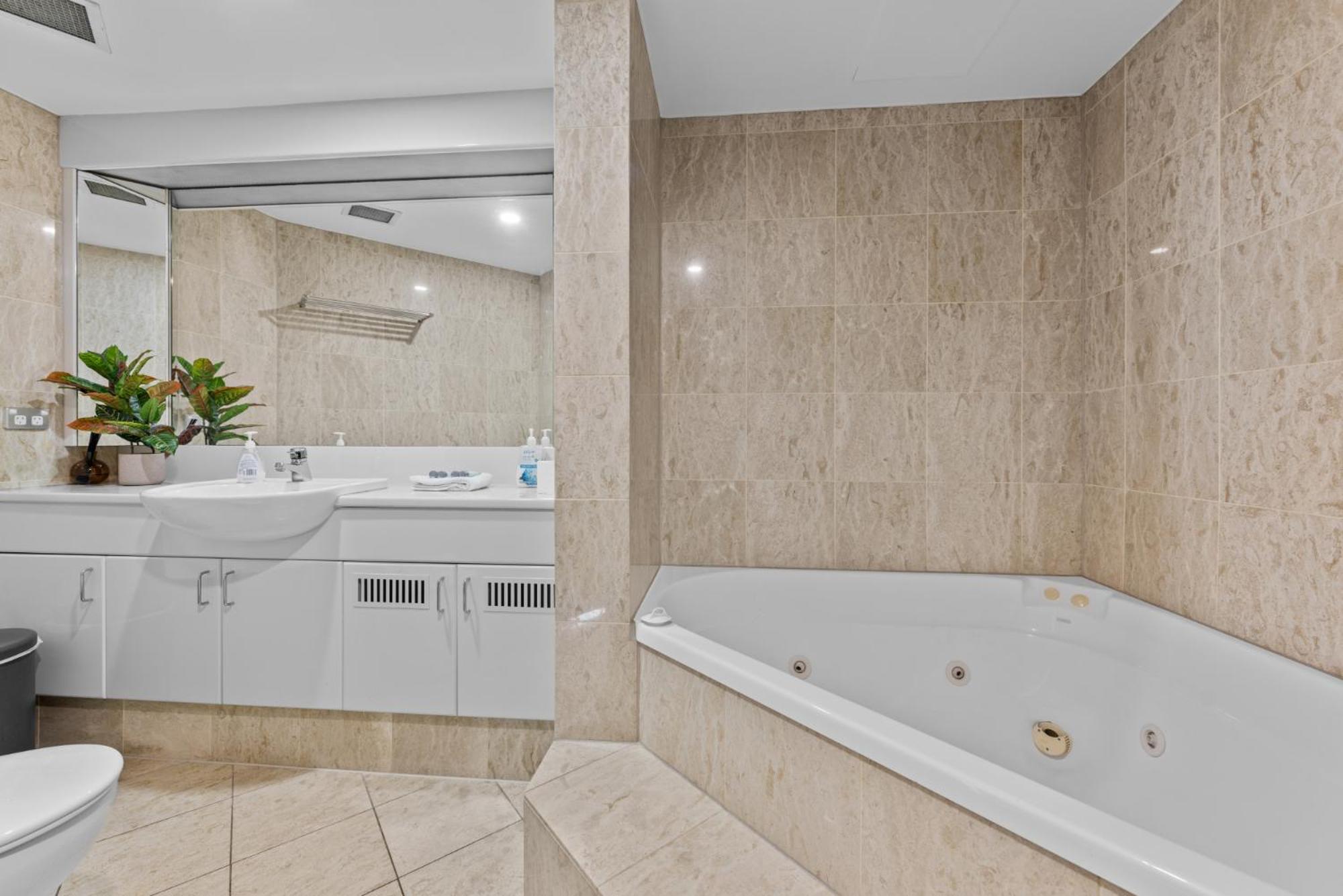 Apartamento Lavish 3-Bed With Wraparound Balcony And Pool Brisbane Exterior foto