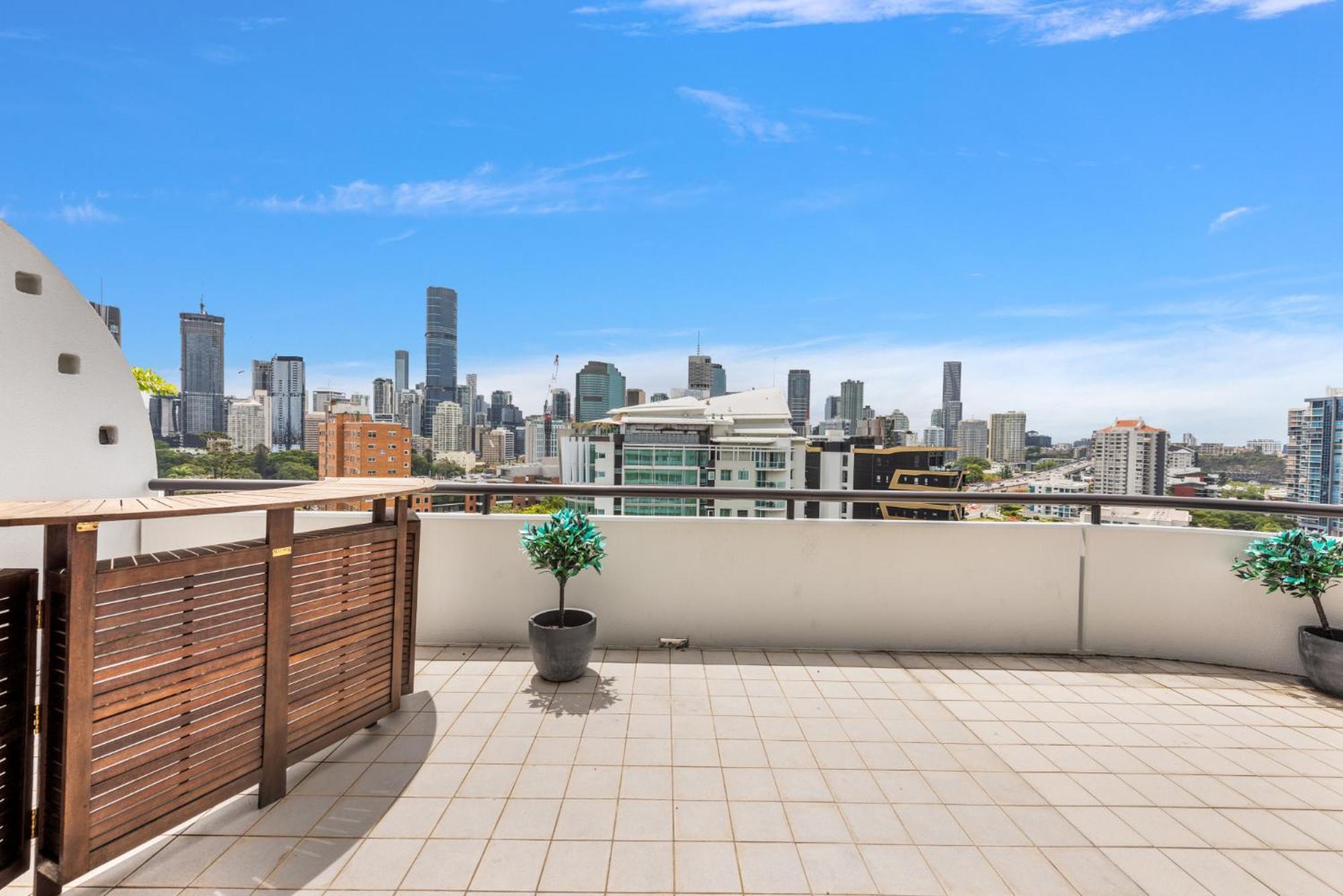 Apartamento Lavish 3-Bed With Wraparound Balcony And Pool Brisbane Exterior foto